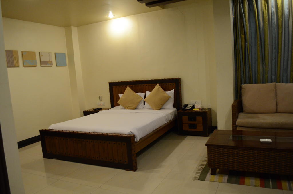 Hotel The Elite Suites Pune Room photo