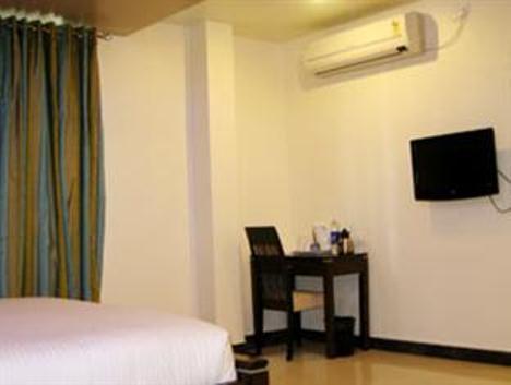 Hotel The Elite Suites Pune Room photo